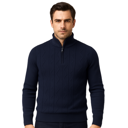 Modelo británico con suéter azul marino